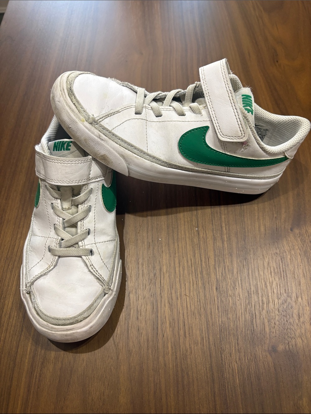 Nike Kids White & Green Low-Top Sneakers with Hook Strap